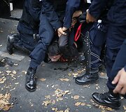 Tailando policininkai sulaikė protestuotoją 