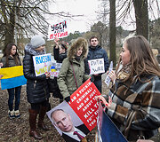 Protestuotojai prie Rusijos ambasados 