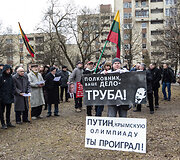 Protestuotojai prie Rusijos ambasados 