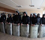 Ukrainos riau&scaron;ių policija prie vyriausybės pastate Donecke