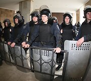 Ukrainos riau&scaron;ių policija prie vyriausybės pastate Donecke