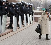 Moteris su prorusi&scaron;ku kaspinu netoli Ukrainos riau&scaron;ių policijos prie vyriausybės pastato Donecke