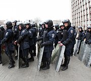 Ukrainos riau&scaron;ių policija prie vyriausybės pastato Donecke