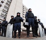 Ukrainos riau&scaron;ių policija prie vyriausybės pastato Donecke