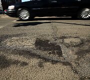 Niujorko gatvėse po žiemos atsiradusios duobės