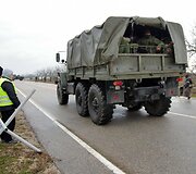 Kariai važiuoja į Belbeko oro uostą.