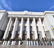 Ukrainos specialiųjų pajėgų pareigūnai prie parlamento Kijeve
