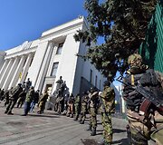 Ukrainos specialiųjų pajėgų pareigūnai prie parlamento Kijeve