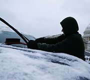Nuo automobilio valomas sniegas