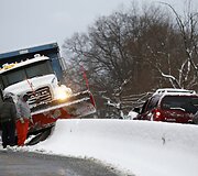 Į avariją pateko sniegą valęs sunkvežimis
