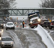 Į avariją pateko sniegą valęs sunkvežimis