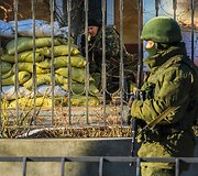 Ukrainos karys (kairėje) karinėje bazėje ir Rusijos karys (de&scaron;inėje)