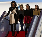 Michelle Obama su mama Marian Robinson bei dukromis Sasha ir Malia Pekine