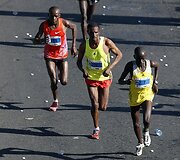 Kenijos bėgikas Wachira Muriuki (kairėje), Etiopijos bėgikas Abrahamas Kabeto Ketla (centre) ir Luka Kipkemoi Chelimo i&scaron; Kenijos