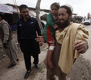 Pakistane tėvas ne&scaron;a per i&scaron;puolį sužeistą dukrą.
