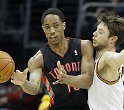 DeMaras DeRozanas ir Matthew Dellavedova