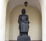 Kristijono Donelaičio skulptūra prie restauraciją