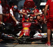 &bdquo;Ferrari&ldquo; komandos nariai treniruojasi keisti Kimi Raikkoneno &bdquo;Formulės-1&ldquo; ratus