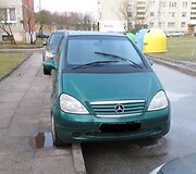 Ant &scaron;aligatvio pastatytas &bdquo;Mercedes&ldquo; automobilis