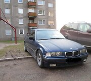 Ant pievos pastatytas BMW automobilis
