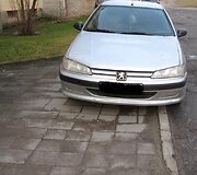 Ant &scaron;aligatvio pastatytas &bdquo;Peugeot&ldquo; automobilis