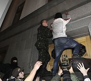 Ukrainos ultranacionalistinio judėjimo &bdquo;Pravyj sektor&ldquo; nariai prie Auk&scaron;čiausiosios Rados