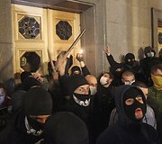 Ukrainos ultranacionalistinio judėjimo &bdquo;Pravyj sektor&ldquo; nariai prie Auk&scaron;čiausiosios Rados
