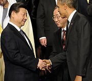 Kinijos prezidentas Xi Jinpingas sveikinasi su JAV prezidentu Baracku Obama