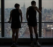 &bdquo;Runyon Up&ldquo; fini&scaron;avę dalyviai mėgaujasi Niujorko vaizdu per 72-ojo auk&scaron;to langą.