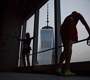 &bdquo;Runyon Up&ldquo; fini&scaron;avę dalyviai mėgaujasi Niujorko vaizdu per 72-ojo auk&scaron;to langą.