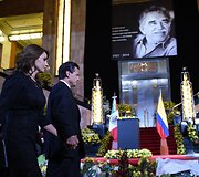 Meksikos prezidentas Enrique Pena Nieto su žmona Angelica atsisveikino su Kolumbijos ra&scaron;ytoju Gabrieliu Garcia Marquezu