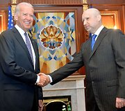 JAV viceprezidentas Joe Bidenas ir laikinasis Ukrainos prezidentas Oleksandras Turčynovas