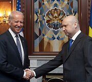 JAV viceprezidentas Joe Bidenas ir laikinasis Ukrainos prezidentas Oleksandras Turčynovas