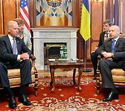 JAV viceprezidentas Joe Bidenas ir laikinasis Ukrainos prezidentas Oleksandras Turčynovas