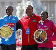 Londono maratono nugalėtojai Wilsonas Kipsang (kairėje) ir Edna Kiplagat (de&scaron;inėje) su Kenijos prezidentu Uhuru Kenyatta