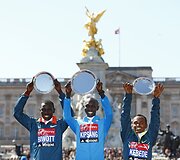 Londono maratono prizininkai Wilsonas Kipsangas (centre), Stanley Biwottas (kairėje) ir Tsegaye Kebede