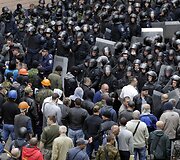 Prorusi&scaron;ki riau&scaron;ininkai ir Ukrainos policija Luhanske