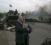 Moteris prie Ukrainos karių netoli Slovjansko miesto