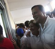 Juanas Carlosas Varela su žmona Lorena Castillo