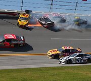 NASCAR lenktynių avarija &bdquo;Talladega&ldquo; trasoje