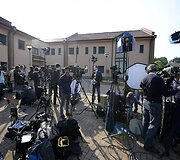 Žiniasklaidos atstovai laukia Italijos ekspremjero Silvio Berlusconi