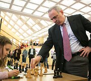 Garis Kasparovas susirėmė su a&scaron;tuoniais jaunaisiais Lietuvos &scaron;achmatininkais
