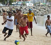 Brazilai futbolą žaidžia ten, kur tik yra vietos.