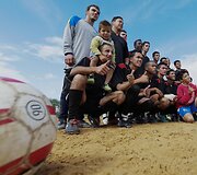 Brazilai futbolą žaidžia ten, kur tik yra vietos.