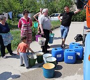 Pilamas Krymo gyventojams atvežtas geriamas vanduo