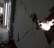 Tailande per žemės drebėjimą suskilusi siena