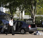 Tikrinamas JAV prezidento Baracko Obamos dukrų kortežą sekęs automobilis.