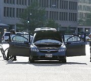 Tikrinamas JAV prezidento Baracko Obamos dukrų kortežą sekęs automobilis.