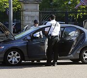 Tikrinamas JAV prezidento Baracko Obamos dukrų kortežą sekęs automobilis.