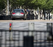 Tikrinamas JAV prezidento Baracko Obamos dukrų kortežą sekęs automobilis.